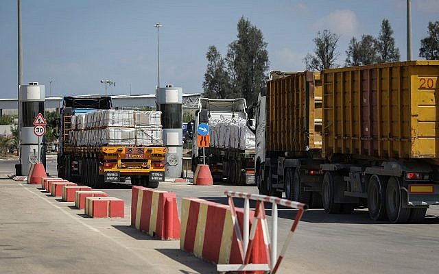 Trucks loaded with goods and merchandise make deliveries to the Gaza Strip after the Kerem Shalom crossing was opened on August 15, 2018. (Flash90)