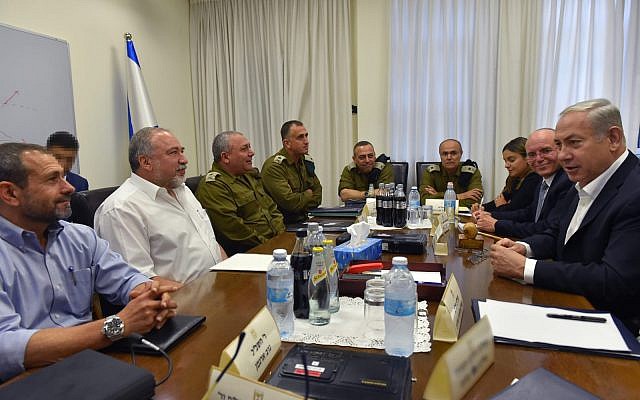 Prime Minister Benjamin Netanyahu (R) and Defense Minister Avigdor Liberman (2nd-L) meet with top IDF generals and Israeli security officials at the military's Kirya headquarters in Tel Aviv on August 9, 2018. (Ariel Hermoni/ Defense Ministry)