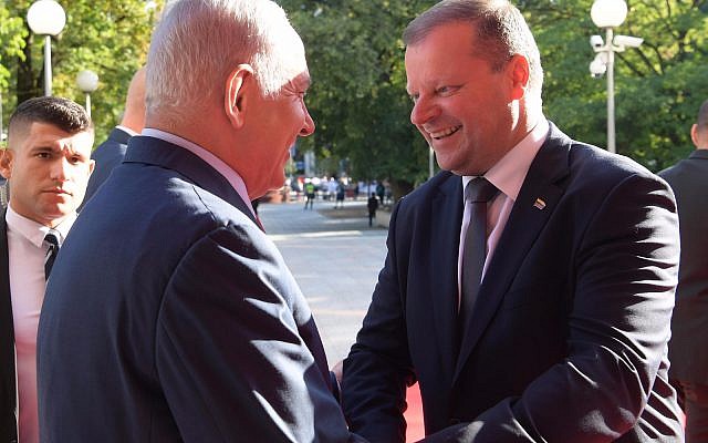 Prime Minister Benjamin Netanyahu meets with his Lithuanian counterpart Saulius Skvernelis in Vilnius, Lithuania, August 23, 2018. (Amos Ben Gershom/GPO)