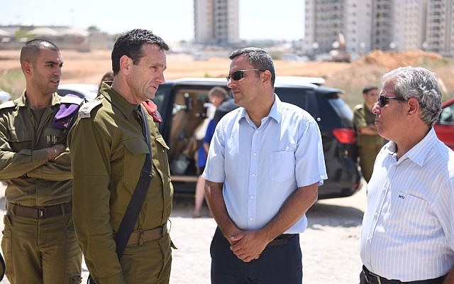The head of the IDF's Southern Command Maj. Gen. Herzi Halevi, center-left, speaks with Sderot mayor Alon Davidi, center-right, during a visit to the southern town, which was hit repeatedly with rocket fire from the Gaza Strip on August 9, 2018. (Israel Defense Forces)