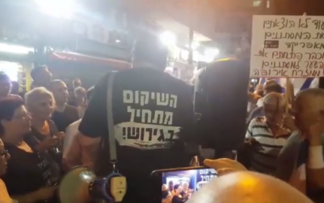 Residents of southern Tel Aviv protest the continued presence of tens of thousands of African asylum seekers in their impoverished neighborhoods, August 30, 2018. (Hadashot television screen capture)