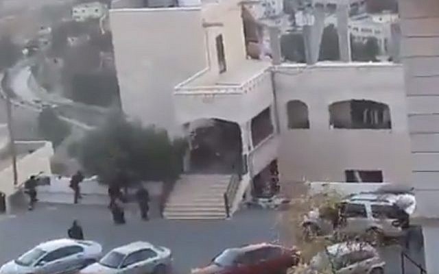 Security forces in Salt, Jordan, raiding a suspected terrorist hideout on August 11, 2018. (screen capture: Twitter)