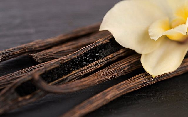 Illustrative image of vanilla pods. (joannawnuk; iStock by Getty Images)