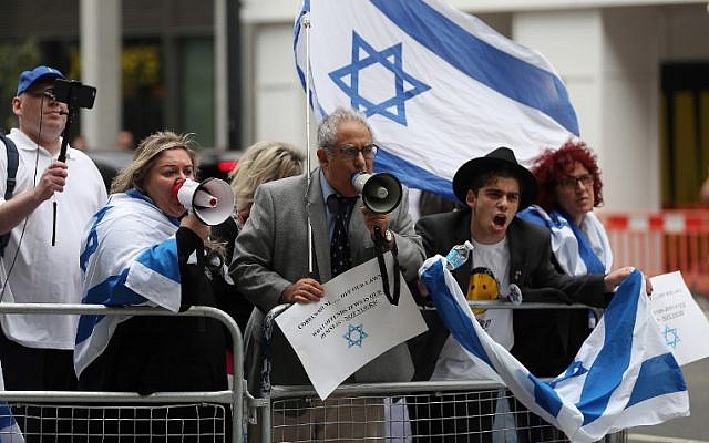 Demonstrators hold placards and flags of Israel as they protest outside the headquarters of Britain’s opposition Labour party in central London on September 4, 2018. (AFP/ DANIEL LEAL-OLIVAS)