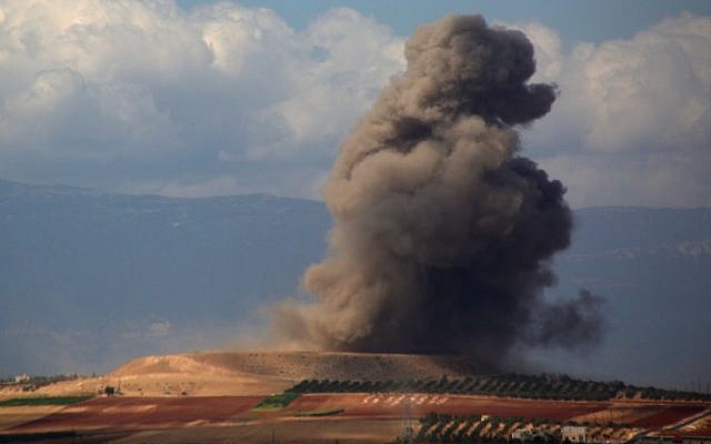 El humo se eleva cerca de la aldea siria de Kafr Ain en el campo sur de la provincia de Idlib después de un ataque aéreo el 7 de septiembre de 2018. (AFP Photo / Anas Al-Dyab)