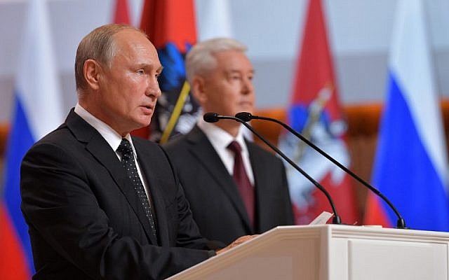 Russian President Vladimir Putin (L) attends the inauguration ceremony for Moscow mayor Sergei Sobyaninin on September 18, 2018. (AFP/Sputnik/Alexey Filippov)