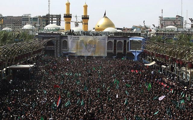 Thousands of Shiite Muslims take part in Ashura mourning at Imam Hussein's shrine in the Iraqi holy city of Karbala on September 20, 2018.(AFP PHOTO / AHMAD AL-RUBAYE)