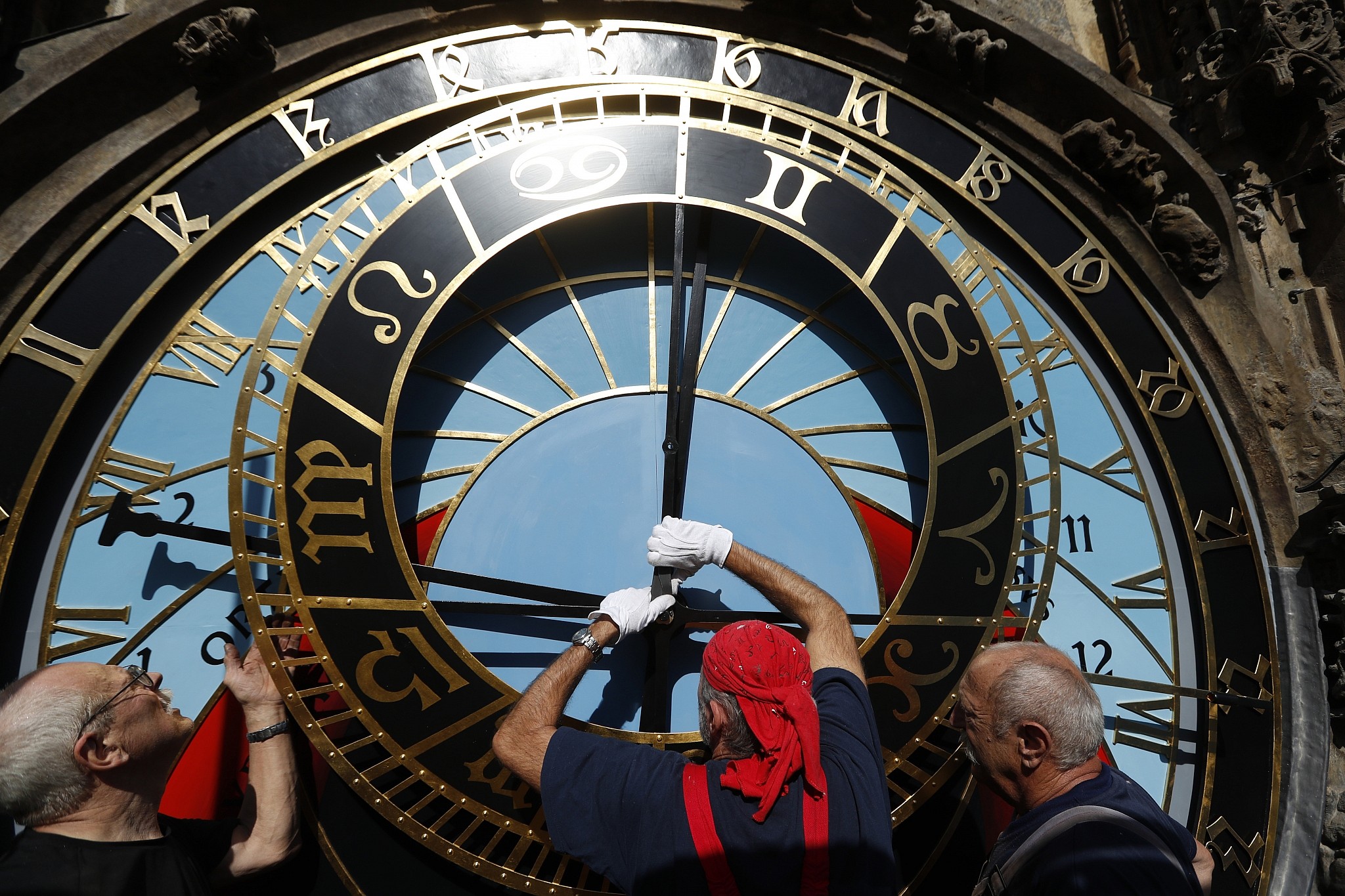 Часы остановились движенья. Астрономические часы Батуми. Astronomical Clock Prague. Часы Легенда. Злые часы Прага.