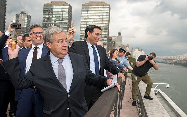 UN Chief Antonio Guterres (l) and Israeli ambassador Danny Danon take part in a Tashlich ritual in New York on Friday September 7, 2018 (Courtesy/Nir Arieli)