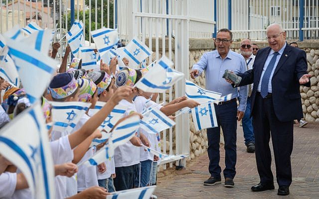 President Reuven Rivlin visits students at the Religious school "Noam Eliyahu" in the southern Israeli city of Netivot, on the first day of school on September 2, 2018. (Mark Neyman/GPO)