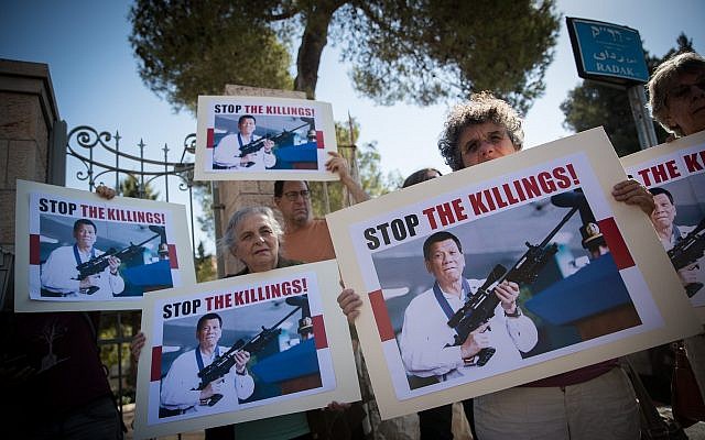 Israelis protest against the visit of Philippines’ President Rodrigo Duterte upon his arrival for a meeting with President Reuven Rivlin in Jerusalem on September 4, 2018 (Yonatan Sindel/Flash90)
