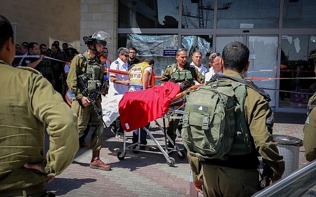 Israeli soldiers and medics at the scene of a fatal terror stabbing next to the Gush Etzion Junction in the West Bank, on September 16, 2018. (Gershon Elinson/Flash90)