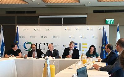 Pier Luigi Gilbert, the chief executive of the European Investment Fund, center, together with Meir Ukeles, to his right, a partner at Israel Cleantech Ventures at a press conference in Tel Aviv on Sept. 13, 2018 (Shoshanna Solomon/Times of Israel)