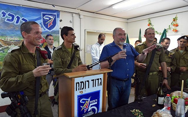 Defense Minister Avigdor Liberman (blue shirt) speaks at a new year's toast with IDF soldiers on September 9, 2018. (Ariel Hermoni/Defense Ministry)