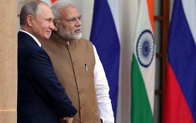 Russian President Vladimir Putin, left, and Indian Prime Minister Narendra Modi pose for photographers ahead of their meeting at Hyderabad House in New Delhi on October 5, 2018. (AFP Photo/Sputnik/Mikhail Klimentyev)