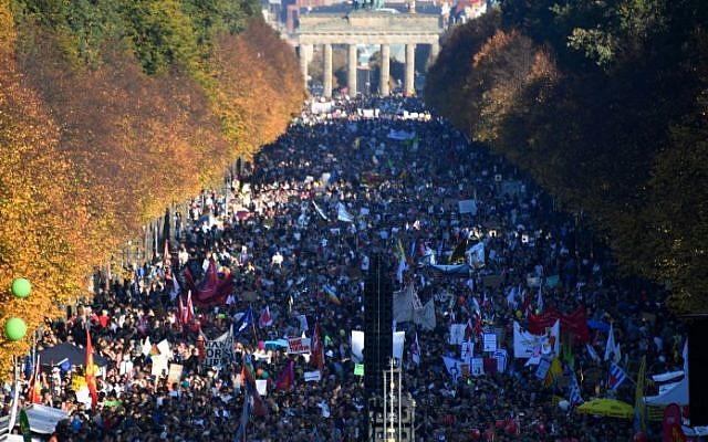 Demonstrators gather in Berlin's Tiergarten district between the Brandenburg Gate and the Victory Column during a major demonstration for an open and caring society organized by the action group "Unteilbar" (indivisible) on October 13, 2018. (John MACDOUGALL / AFP)