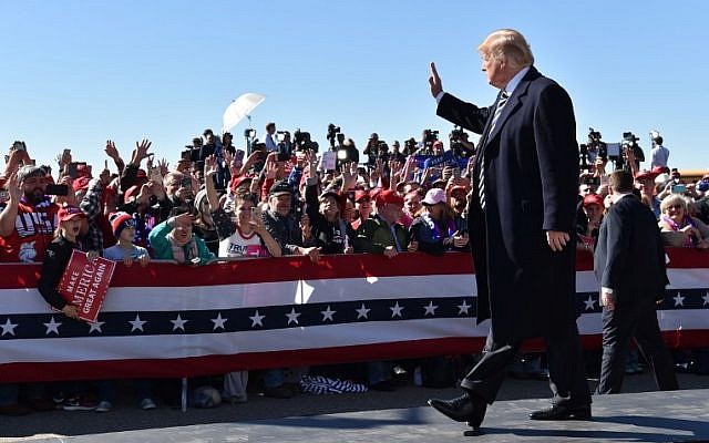 US President Donald Trump arrives for a 'Make America Great Again' rally at Elko Regional Airport in Elko, Nevada, October 20, 2018. (Nicholas Kamm / AFP)