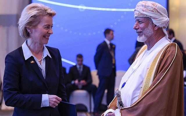 La ministra de Defensa alemana, Ursula von der Leyen, habla con el ministro de asuntos exteriores de Omán, Yusuf bin Alawi, durante el 14º Diálogo de Manama del 14º Instituto Internacional de Estudios Estratégicos (IISS) en la capital de Bahrein, Manama, el 27 de octubre de 2018. (AFP)