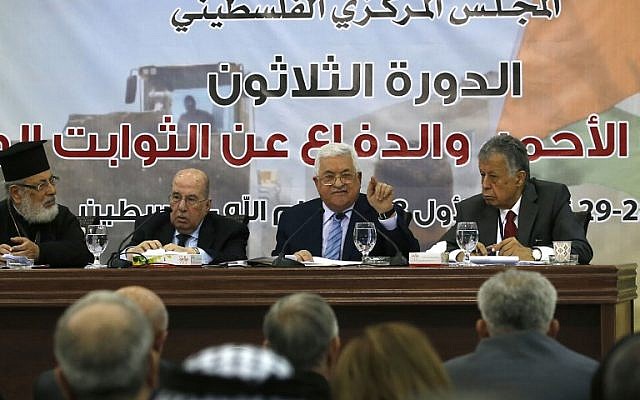 El presidente palestino, Mahmoud Abbas (2da. R) habla durante una reunión con el Consejo Central Palestino en la ciudad de Ramallah en Cisjordania, el 28 de octubre de 2018. (ABBAS MOMANI / AFP)