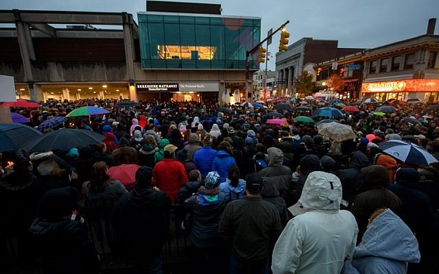 People gather for a interfaith candlelight vigil a few blocks away from the site of a mass shooting at the Tree of Life Synagogue on October 27, 2018 in Pittsburgh, Pennsylvania. (Jeff Swensen/Getty Images/AFP)