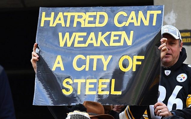 A fan holds up a sign to honor the victims of the shooting at the Tree of Life Synagogue during the game between the Pittsburgh Steelers and the Cleveland Browns at Heinz Field in Pittsburgh, Pennsylvania, on October 28, 2018. (Joe Sargent/Getty Images/AFP)