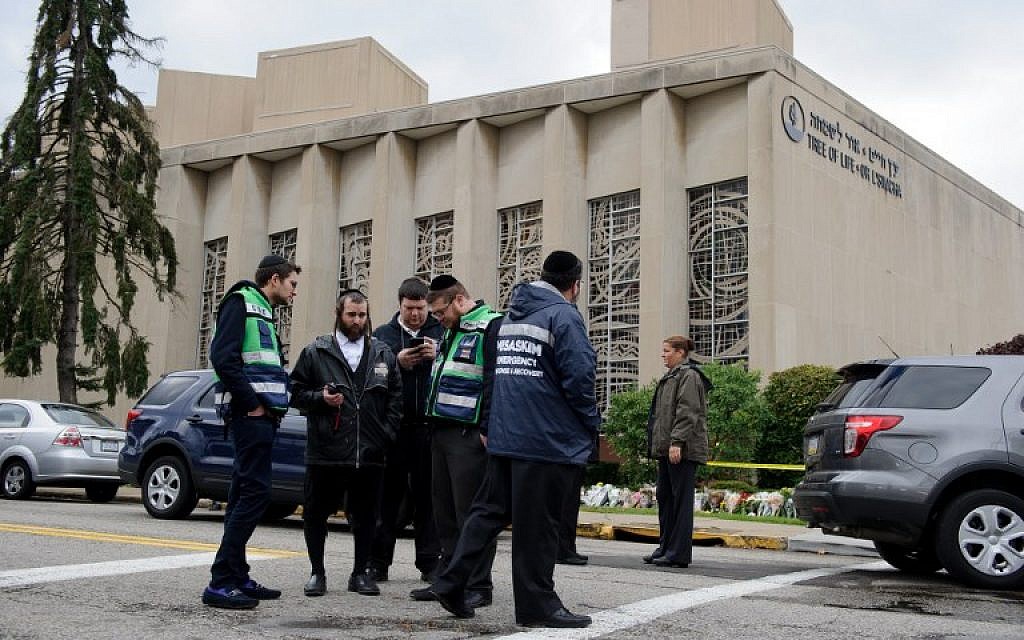 A Jewish emergency crew and police officers at the site of the mass shooting that killed 11 people and wounded six at the Tree Of Life synagogue, on October 28, 2018, in Pittsburgh, Pennsylvania. (Jeff Swensen/Getty Images/AFP)