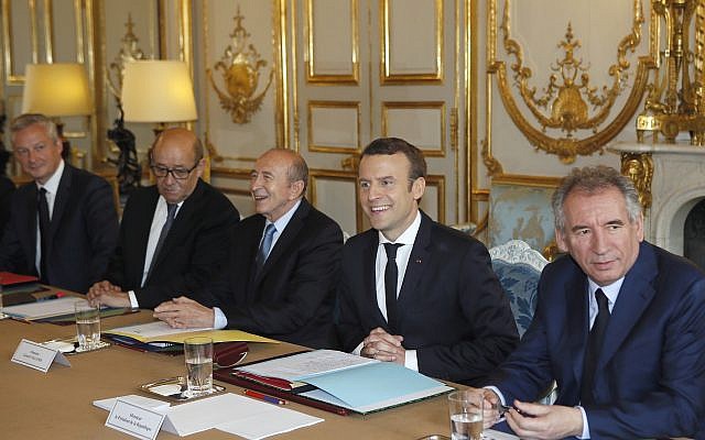 Le président français Emmanuel Macron, deuxième à droite, assiste à une réunion du cabinet avec ses ministres nouvellement nommés: le ministre de la Justice, François Bayrou, à droite, le ministre de l'Intérieur, Gérard Collomb, le ministre des Affaires étrangères, Jean-Yves Le Drian , à gauche, à l'Elysée à Paris, le 18 mai 2017. (AP Photo / Francois Mori, Pool)