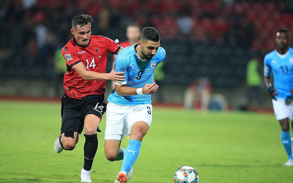 وسط ابتهاج الجماهير ، أعلن لاعب كرة القدم العربي الإسرائيلي اعتزاله المنتخب الوطني