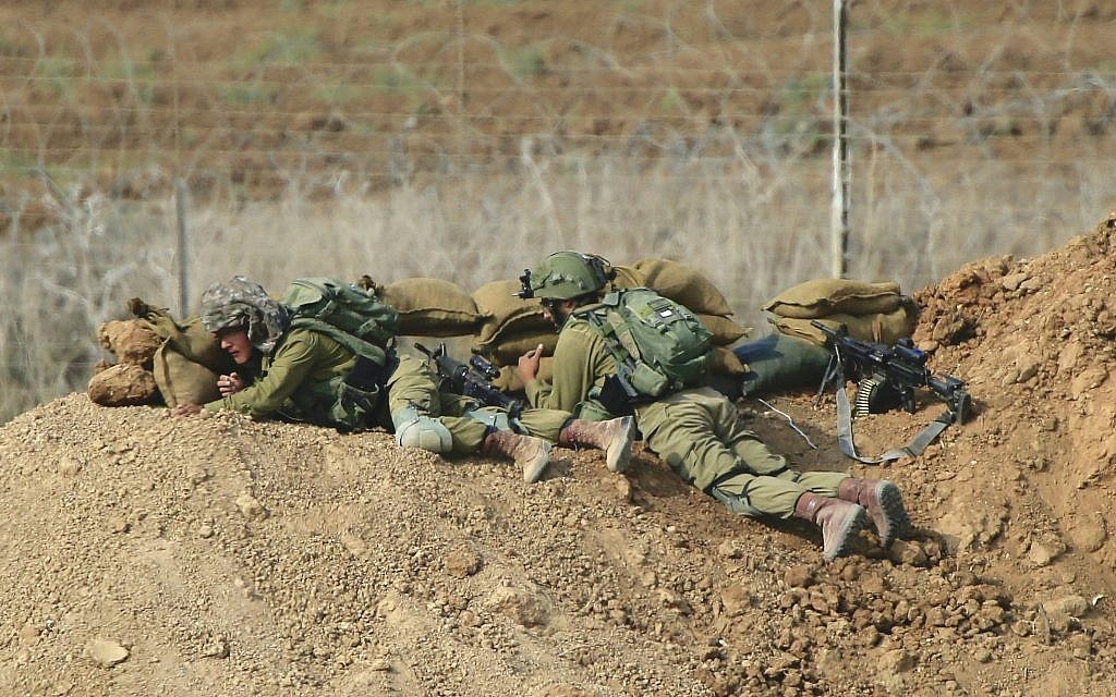Soldados israelíes toman posiciones en la frontera de Israel con Gaza, 19 de octubre de 2018. (AP Photo / Ariel Schalit)