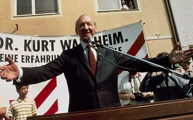 O ex-secretário-geral da ONU Kurt Waldheim faz campanha para presidente da Áustria em Zistersdorf em 30 de abril de 1986. Documentos da ONU, supostamente mostrando o conhecimento de Waldheim das atrocidades nazistas, foram liberados em maio para autoridades israelenses. (AP Photo / Werner Vollmann)