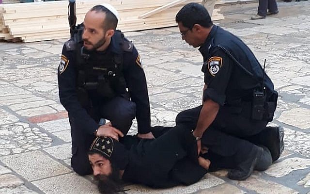 Los oficiales de policía de Israel detienen a un clérigo copto durante una protesta contra los trabajos de mantenimiento de seguridad en la Iglesia del Santo Sepulcro en la Ciudad Vieja de Jerusalén, 24 de octubre de 2018. (Patriarcado de los Coptos Ortodoxos en Jerusalén / Facebook)
