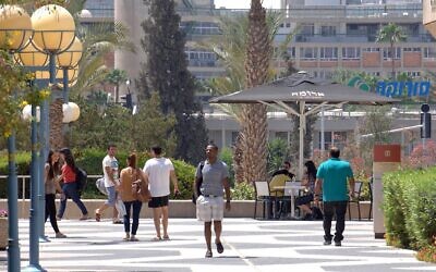 Illustrative image of students in the campus at of Ben-Gurion University of the Negev, on May 8 2013. (Dudu Greenspan/ Flash90)