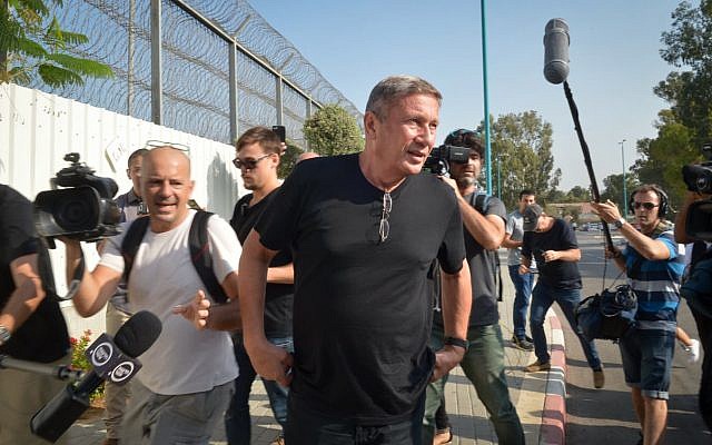 Former IDB Group chairman Nochi Dankner arrives at the Ma'asiyahu Prison in Lod to serve his three year sentence on October 2, 2018. (Flash90)