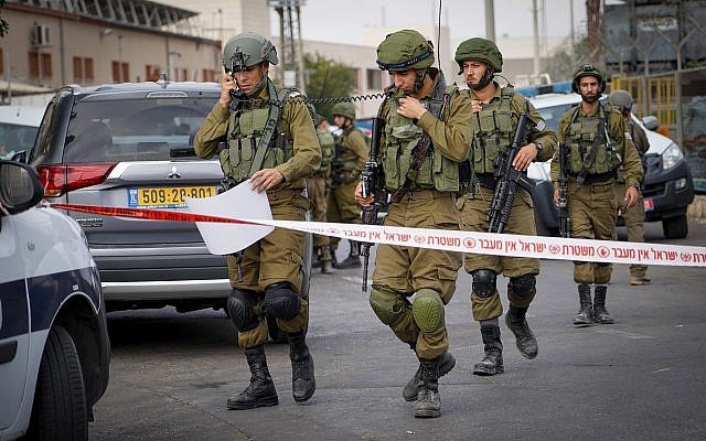 Israeli security forces at the scene of a shooting attack in Barkan industrial zone in the West Bank on October 7, 2018. (Flash90)