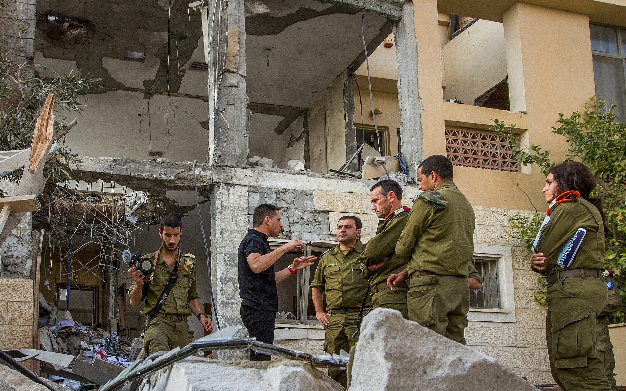 Maj. Gen. Herzi Halevi (C), the head of the IDF’s Southern Command, visits a home in Beersheba that was destroyed by a rocket fired from the Gaza Strip on October 17, 2018. (Flash90)
