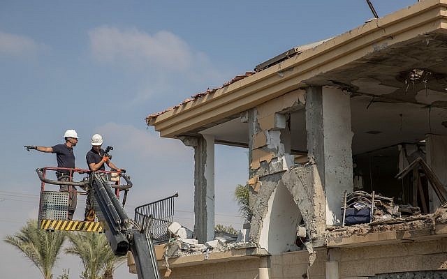 Israeli security forces inspect a building that was hit by a rocket fired from the Gaza Strip in the southern Israeli city of Beersheba on October 17, 2018. (Yonatan Sindel/Flash90)