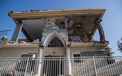 Israeli security forces at the scene where a building was hit by a rocket fired from the Gaza Strip in the southern Israeli city of Beersheba, on October 17, 2018. (Yonatan Sindel/Flash90)