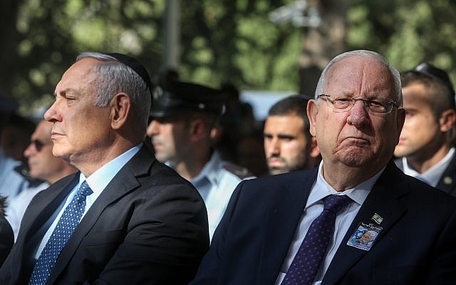 President Reuven Rivlin (right) and Prime Minister Benjamin Netanyahu at a memorial service marking 23 years since the assassination of prime minister Yitzhak Rabin, at Mount Herzl cemetery in Jerusalem, on October 21, 2018. (Marc Israel Sellem/Pool)