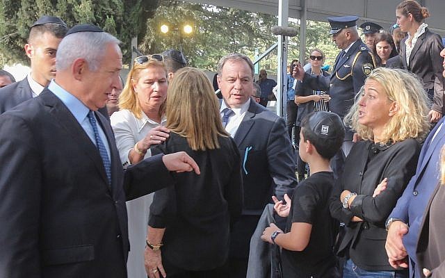 Prime Minister Benjamin Netanyahu speaks with late prime minister Yitzhak Rabin's granddaughter, Noa Rothman, at the state memorial service, marking 23 years since the assassination of Rabin, October 21, 2018. (Marc Israel Sellem/POOL)