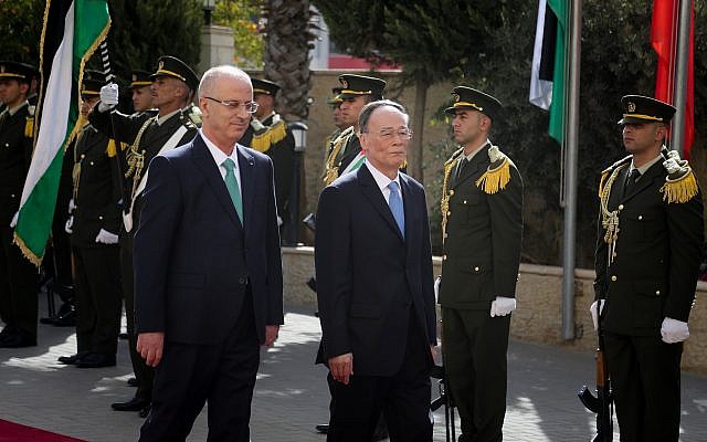 Chinese Vice President Wang Qishan and Palestinian Authority Prime Minister Rami Hamdallah inspect an honor guard in the West Bank city of Ramallah on October 23, 2018. (Flash90)