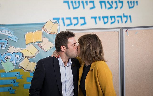 Jerusalem mayoral candidate Ofer Berkovitch and his wife Dina kiss while casting their ballots at a voting station on October 30, 2018, in Jerusalem. (Hadas Parush/Flash90)