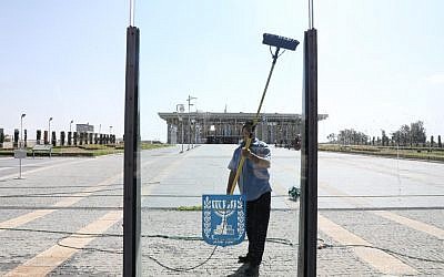 A Knesset worker preparing the parliament for the opening of the winter sitting, October 14, 2018. (Knesset)