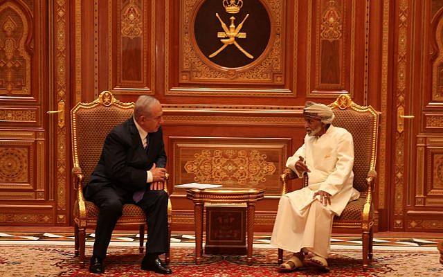 Prime Minister Benjamin Netanyahu (L) talks with Sultan Qaboos bin Said in Oman on October 26, 2018 (Courtesy)