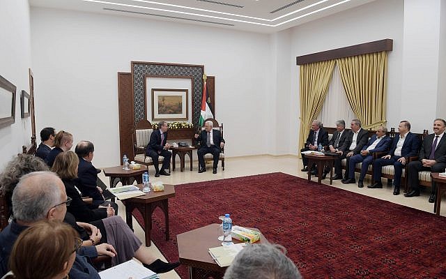 Los miembros del grupo político liberal Medio Oriente J Street se reúnen con el presidente de la Autoridad Palestina, Mahmoud Abbas, en su sede en Ramallah, el 17 de octubre de 2018. (Cortesía)