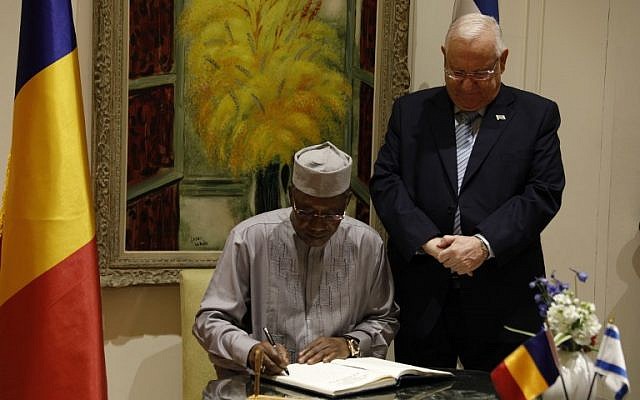Israeli President Reuven Rivlin stands by as his Chadian counterpart Idriss Deby signs the guestbook upon the latter's arrival at the presidential compound in Jerusalem on November 25, 2018. (Gali TIBBON / AFP)