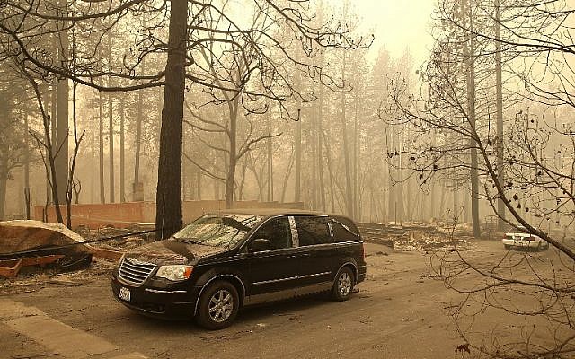 A hearse carries the remains of two deceased victims of the Camp Fire on November 10, 2018 in Paradise, California.  (Justin Sullivan/Getty Images/AFP)