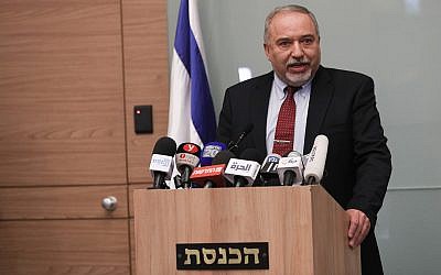 Avigdor Liberman announces his resignation from defense portfolio during a Jerusalem press conference, November 14, 2018 (Yonatan Sindel/FLASH90)
