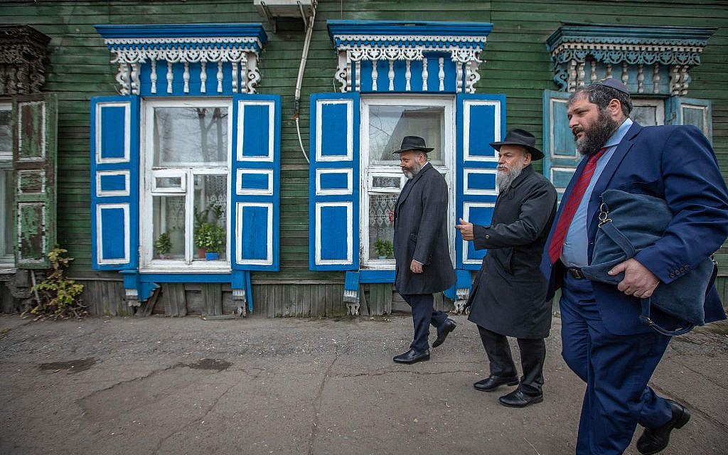 Rabbi Aharon Wagner (first from left) and some of the guests that attended the events for the 200th anniversary walking by a characteristic local wooden building. (Eli Itkin/ Dorit Wagner/The Jewish Community of Irkutsk)