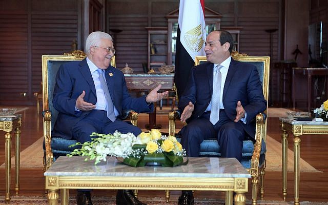 Palestinian Authority President Mahmoud Abbas (left) and Egyptian President Abdel Fattah el-Sissi meeting in Sharm al-Sheikh on November 3, 2018. (Credit: Wafa)