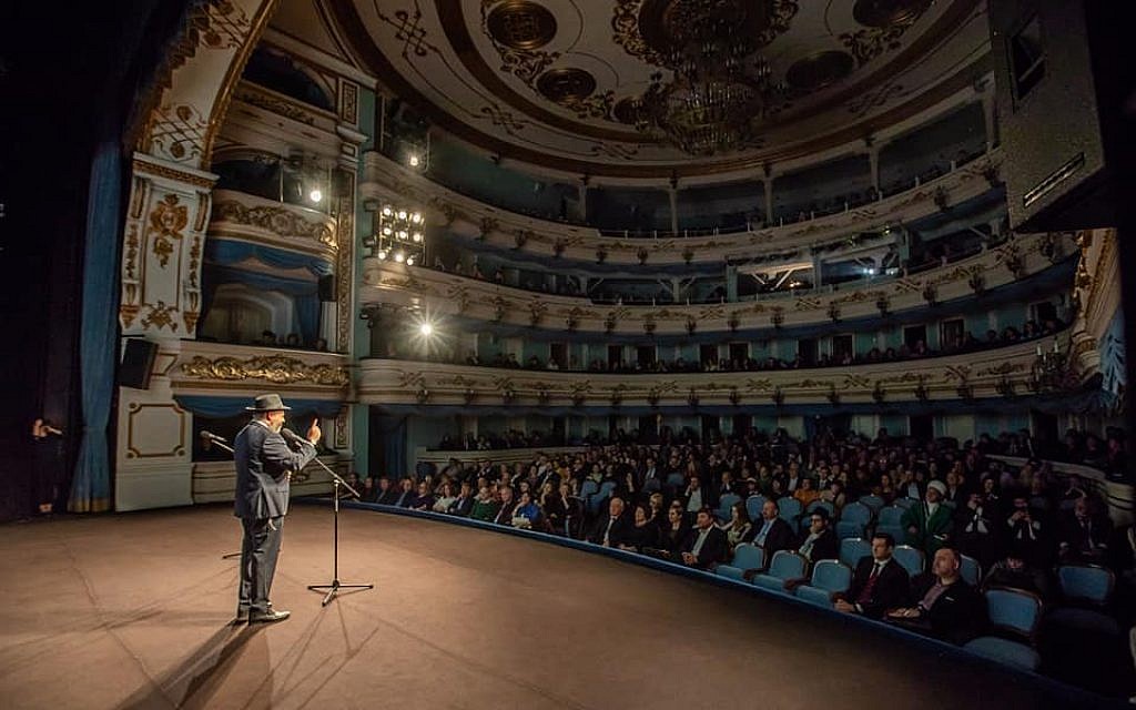 Rabbi Aharon Wagner speaking at the Okhlopkov Drama Theatre, where hundreds of people gathered to celebrate the 200th anniversary of the community on October 22, 2018. (Dorit Wagner/The Jewish Community of Irkutsk)